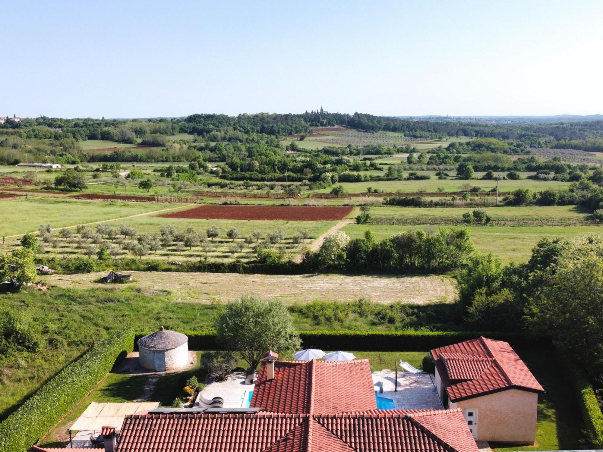 Spacious Villa With Pool, Indoor Jacuzzi And Sauna Near Porec Višnjan Dış mekan fotoğraf